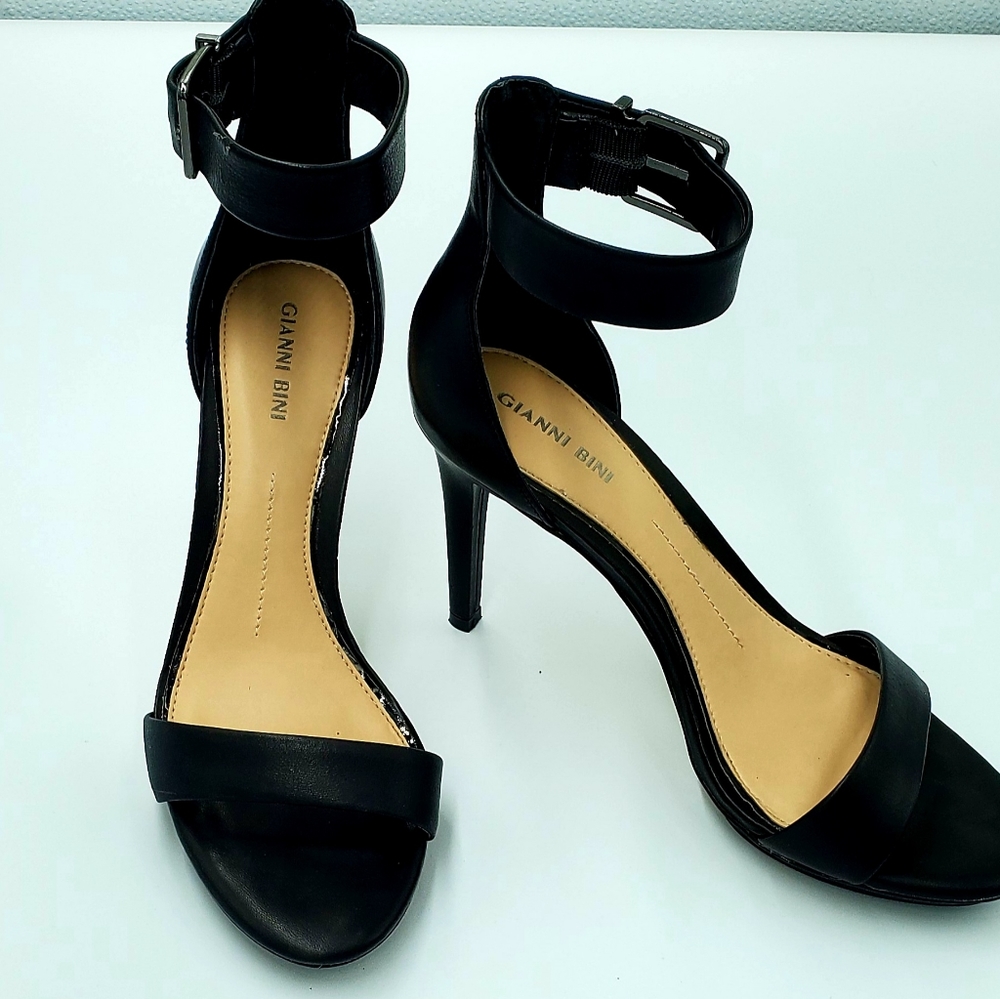 Gianni Bini Tovine Leather Two-Piece Stiletto Plat